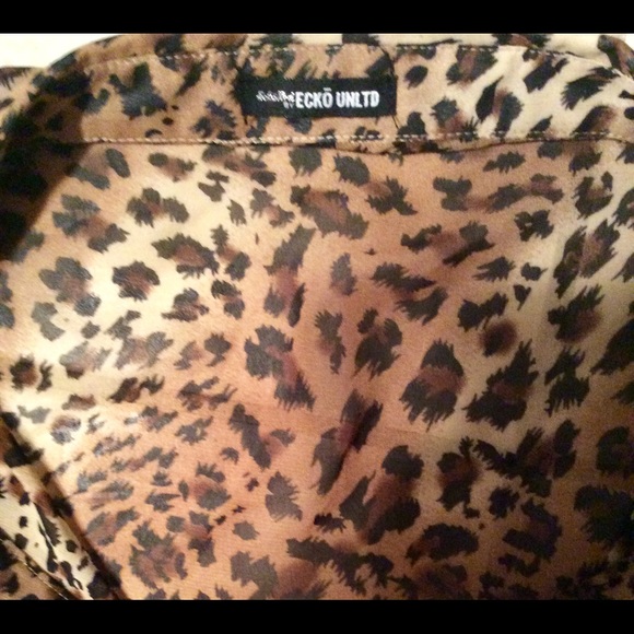 💜BOGO SALE💜 High Low buttondown semi shear top - Picture 2 of 3